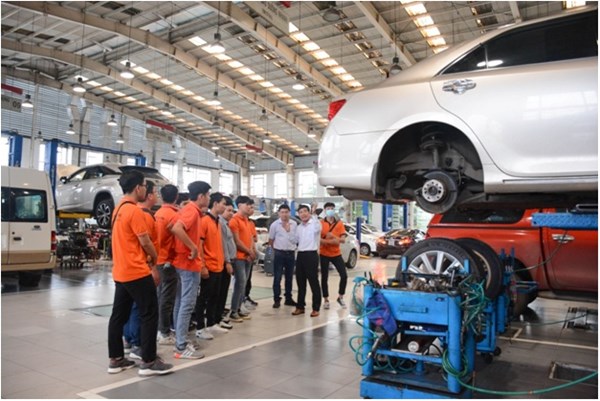 Giám Đốc công ty TNHH Toyota Biên Hòa Ông Huỳnh Tấn Thuyết đang hướng dẫn quy trình bảo trì dưỡng Ô tô.