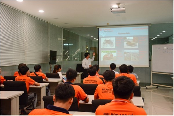 Giám Đốc công ty TNHH Toyota Biên Hòa Ông Huỳnh Tấn Thuyết đang chia sẻ thông tin đến các bạn sinh viên
