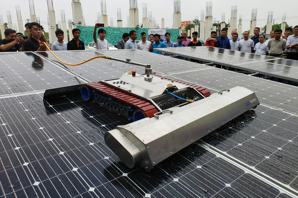 Hình 1: Lễ ra mắt giải pháp Robot lau pin năng lượng mặt trời.