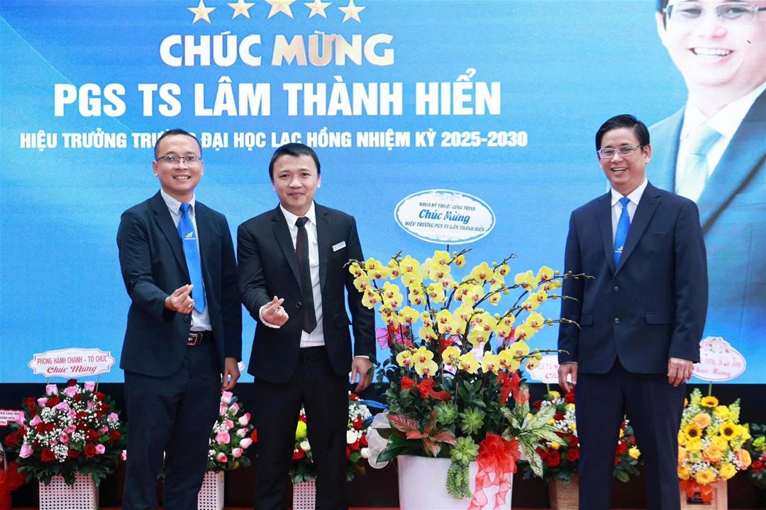 Khoa Kỹ thuật Công trình tặng hoa chúc mừng PGS TS Lâm Thành Hiển tại lễ bổ nhiệm Hiệu trưởng Trường Đại học Lạc Hồng nhiệm kỳ 2025-2026 