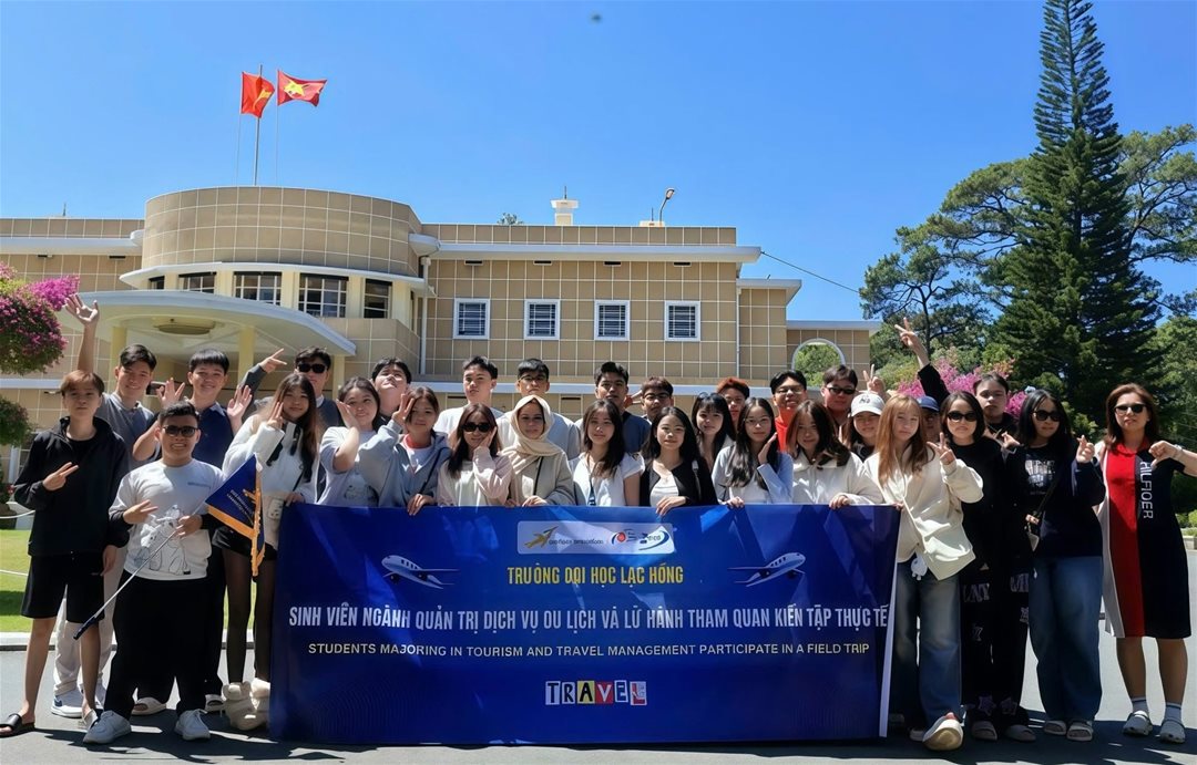 Định hướng tương lai với ngành quản trị du lịch lữ hành tại đại học lạc hồng Khi nghĩ về ngành quản trị du lịch lữ hành, nhiều bạn trẻ Gen Z có thể tự hỏi: Liệu đây có phải là con đường sự nghiệp phù hợp? Đại học Lạc Hồng sẽ giúp bạn có câu trả lời thuyết phục với những trải nghiệm học tập và cơ hội phát triển nghề nghiệp đặc biệt. Trải nghiệm học tập tại khách sạn 5 sao thu nhỏ Một trong những điểm nhấn độc đáo của chương trình quản trị du lịch lữ hành tại Đại học Lạc Hồng chính là việc sinh viên được học tập và thực hành ngay tại khách sạn 5 sao thu nhỏ của trường. Đây không chỉ là môi trường lý tưởng để áp dụng kiến thức vào thực tế, mà còn giúp sinh viên làm quen với quy trình vận hành chuyên nghiệp của một khách sạn tiêu chuẩn quốc tế. Việc trải nghiệm học tập trong môi trường thực tiễn sẽ giúp các bạn sinh viên tự tin hơn và sẵn sàng đối mặt với những thách thức trong ngành công nghiệp du lịch. Chương trình học gắn với thực tiễn Không chỉ dừng lại ở việc cung cấp kiến thức lý thuyết, chương trình học tại Đại học Lạc Hồng được thiết kế để gắn kết chặt chẽ với thực tiễn. Từ những bài giảng trên lớp đến các dự án thực tế, sinh viên luôn được tiếp cận và giải quyết những vấn đề cụ thể trong ngành. Điều này không chỉ giúp sinh viên hiểu rõ hơn về ngành học mà còn rèn luyện kỹ năng tư duy và giải quyết vấn đề, một yếu tố quan trọng để thành công trong sự nghiệp sau này. Cơ hội thực tập và việc làm tại các khách sạn 4*, 5* Đại học Lạc Hồng luôn chú trọng đến việc mở rộng cơ hội thực tập và việc làm cho sinh viên. Trường đã ký kết hợp tác đào tạo và tuyển dụng với nhiều hệ thống khách sạn 4*, 5* tại địa phương. Những mối quan hệ hợp tác này không chỉ tạo điều kiện cho sinh viên có được những kỳ thực tập giá trị mà còn là bệ phóng vững chắc để các bạn có thể bước vào thị trường lao động với nhiều lợi thế cạnh tranh. Chương trình học bổng hấp dẫn lên đến 100% học phí Hiểu rõ những khó khăn về tài chính mà nhiều bạn trẻ phải đối mặt, Đại học Lạc Hồng cung cấp nhiều chương trình học bổng hấp dẫn, lên đến 100% học phí. Đây là cơ hội tuyệt vời để các bạn sinh viên có thể theo đuổi đam mê mà không phải lo lắng quá nhiều về gánh nặng tài chính. Chính sách "không tăng học phí trong quá trình học" Một điểm nhấn khác không thể bỏ qua chính là chính sách "không tăng học phí trong quá trình học" của Đại học Lạc Hồng. Điều này giúp sinh viên và gia đình có thể yên tâm lập kế hoạch tài chính dài hạn mà không lo ngại về sự biến động của học phí, tạo nên sự ổn định cần thiết để tập trung vào việc học tập và phát triển bản thân. Kết luận Với những lợi thế vượt trội từ môi trường học tập thực tế, chương trình học gắn với thực tiễn, cơ hội thực tập và việc làm tại các khách sạn hàng đầu, cùng với các chính sách hỗ trợ tài chính hấp dẫn, Đại học Lạc Hồng thực sự là lựa chọn lý tưởng cho các bạn trẻ Gen Z muốn theo đuổi ngành quản trị du lịch lữ hành. Hãy để Đại học Lạc Hồng đồng hành cùng bạn trên con đường chinh phục ước mơ và mở ra cánh cửa tương lai đầy hứa hẹn.
