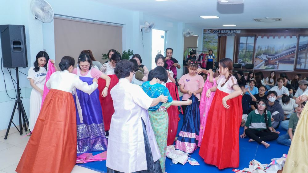 Gặp gỡ văn hoá Hàn Quốc qua Hanbok và trà đạo