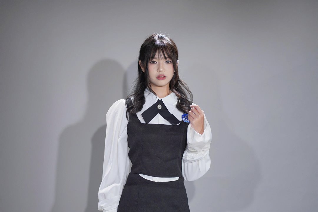 Vòng sơ tuyển Nét đẹp sinh viên Lạc Hồng 2026: 160 thí sinh, chỉ 46 người đi tiếp  Dưới góc nhìn của một sân chơi sinh viên, vòng Sơ khảo của Nét đẹp Sinh viên Lạc Hồng 2026 không đơn thuần là bước “lọc hồ sơ”, mà đang dần hé lộ những gương mặt có khả năng định hình cục diện mùa giải. Khi hơn 160 thí sinh bước vào “Thử thách Studio”, điều đọng lại không chỉ là số lượng, mà là sự xuất hiện rõ nét của những cá nhân có chiến lược thể hiện bản thân.  Điểm đáng chú ý của mùa giải năm nay nằm ở sự “đồng đều nhưng không hòa lẫn”. Nhiều thí sinh không chọn cách an toàn, mà chủ động xây dựng hình ảnh cá nhân ngay từ vòng đầu tiên. Từ ánh nhìn, cách kiểm soát biểu cảm đến lựa chọn trang phục ở cả 2 lượt thi: Chụp trang phục tự chọn (trắng/đen), Chụp đồng phục Khoa/Ngành - tất cả cho thấy sự chuẩn bị có chủ đích, thay vì chỉ là phản xạ trước ống kính.   Ở góc độ chuyên môn, có thể nhận ra một nhóm thí sinh “mạnh” đang dần lộ diện. Họ không nhất thiết là những gương mặt hoàn hảo nhất về ngoại hình, nhưng lại sở hữu những yếu tố quan trọng hơn: khả năng làm chủ không gian, sự ổn định trong phong thái và đặc biệt là tư duy thể hiện bản thân. Trong một thử thách chỉ vỏn vẹn 5 phút, việc tạo ra dấu ấn đủ sâu để được nhớ đến đã trở thành thước đo rõ ràng cho bản lĩnh.   Một thay đổi đáng ghi nhận là cách thí sinh tiếp cận cuộc thi. Nếu trước đây, nhiều bạn xem đây là sân chơi trải nghiệm, thì năm nay, không ít thí sinh bước vào với tâm thế của những “người chơi có chiến lược”. Họ hiểu mình cần gì, cần thể hiện điều gì và làm thế nào để khác biệt. Chính điều đó khiến vòng Sơ khảo không còn là bước đệm nhẹ nhàng, mà trở thành “vòng đấu trí” đầu tiên.   Tuy nhiên, sự xuất hiện của những gương mặt nổi bật cũng đồng nghĩa với việc cuộc cạnh tranh trở nên khốc liệt hơn. Khi khoảng cách giữa các thí sinh ngày càng thu hẹp, yếu tố quyết định không còn nằm ở vẻ ngoài, mà ở khả năng duy trì phong độ và phát triển qua từng vòng thi.  Sơ khảo khép lại, nhưng đồng thời mở ra một bức tranh rõ nét hơn về hành trình phía trước. Những thí sinh “mạnh” đã bắt đầu được gọi tên - không phải bằng danh hiệu, mà bằng cách họ khiến người khác phải nhớ.    Và trong một cuộc thi mà dấu ấn cá nhân là “tấm vé đi tiếp”, thì việc được nhớ đến… chính là lợi thế đầu tiên.Top 46 Nét đẹp Sinh viên Lạc Hồng 2026 sẽ chính thức được công bố vào 19:00 ngày 31/03/2026 trên Fanpage Lac Hong University.   Một số hình ảnh: