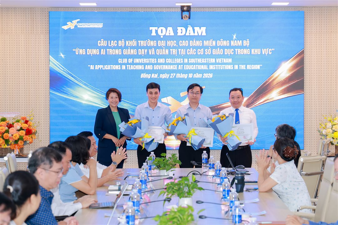 Presenters receive flowers and letters of appreciation from Dr. Do Thi Lan Dai, Chairwoman of the LHU University Council