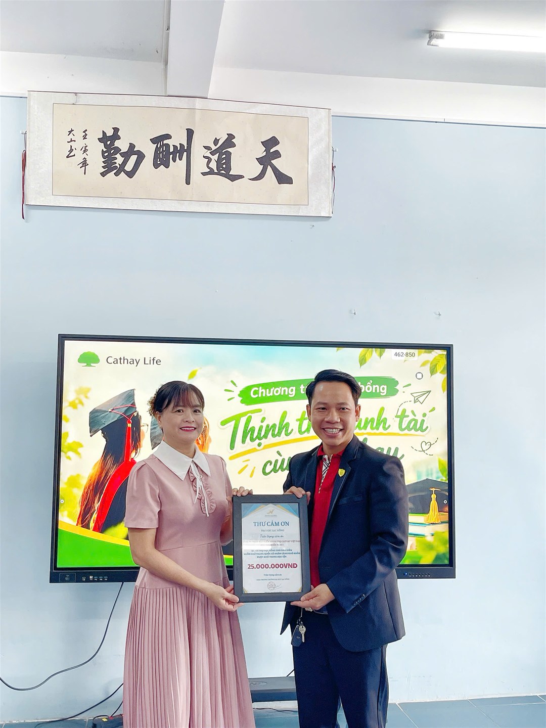 ThS. Nguyễn Thị Như Thường – Phó Trưởng khoa Đông phương học trao thư cảm ơn đến đại diện doanh nghiệp.