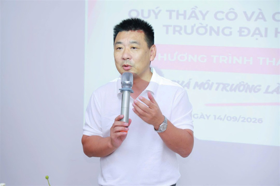 Đại diện doanh nghiệp chia sẻ thông tin với đoàn tham quan