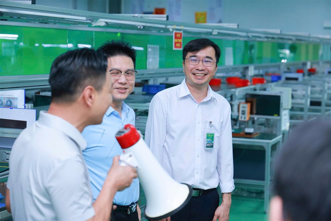 Lãnh đạo Ngôn ngữ Trung Quốc trao đổi cùng đại diện doanh nghiệp trong quá trình tham quan